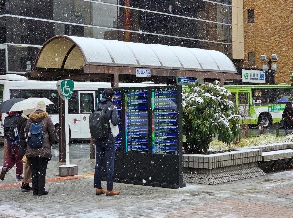 Reliable Smart Street Furniture for Resilient and Connected Urban Spaces